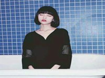 美女扒开内衣,直播意外！美女勇敢调整内衣，引发社会思考-1