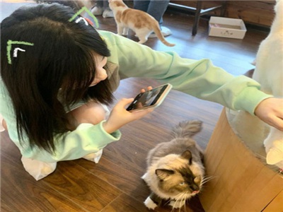 美女扒开内衣,直播意外！美女勇敢调整内衣，引发社会思考-2