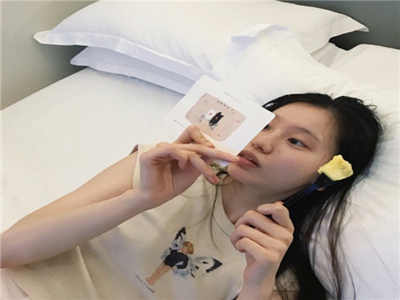 被教官按在寝室狂到腿软,军事训练强度引热议，学员毅力惊人-1