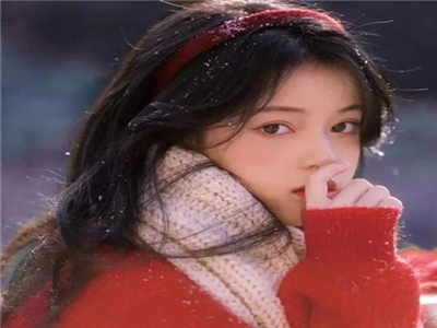 美女扒开内衣,直播意外！美女勇敢调整内衣，引发社会思考-3
