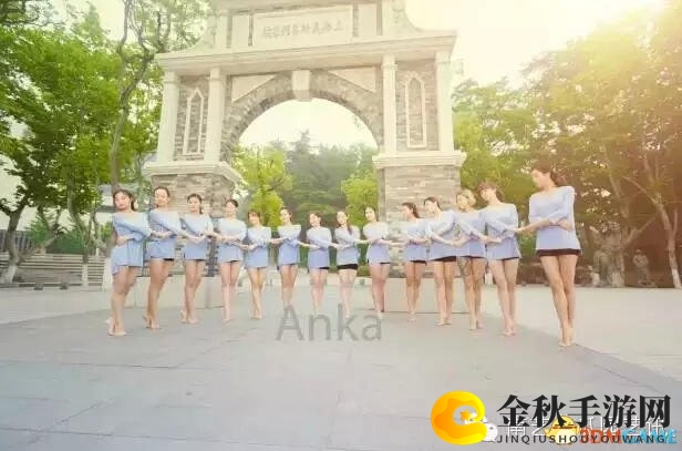 南艺舞蹈女生毕业照展风采，毕业瞬间美轮美奂