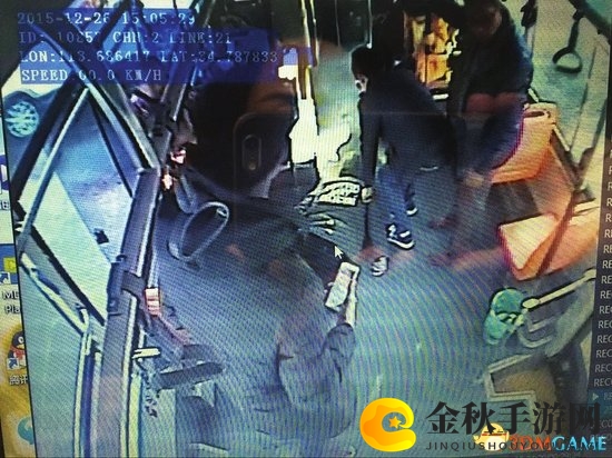 小伙坐公交玩手机晕倒满脸是血：竟是因为这！