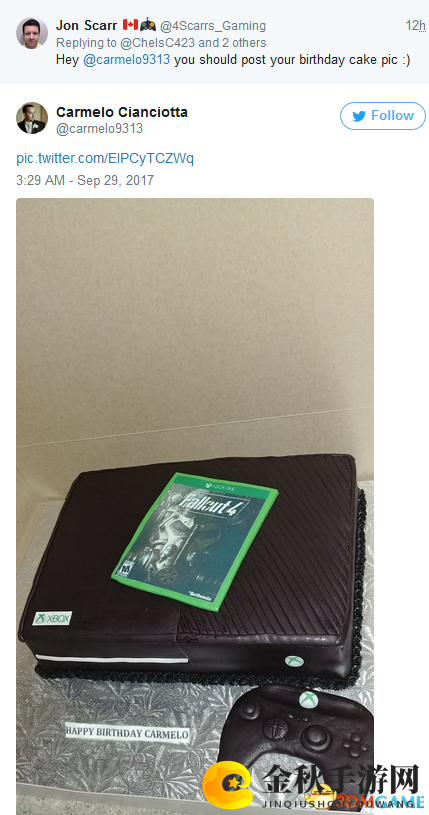 女玩家制作精致Xbox手柄造型蛋糕表达对游戏热爱
