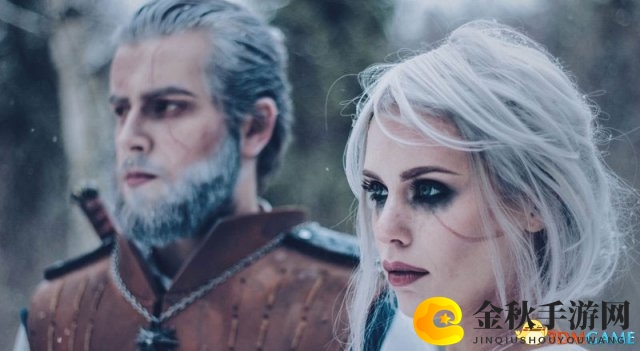 《巫师3》师徒情深Cos秀，雪地相拥画面唯美