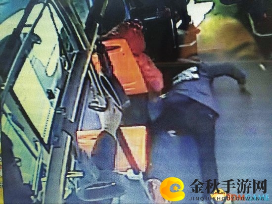 公交上玩手机意外晕倒，血迹斑斑，原因令人震惊！