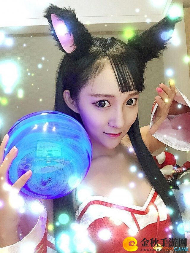 电竞女神化身《英雄联盟》阿狸，校花风采白嫩长腿迷人眼球